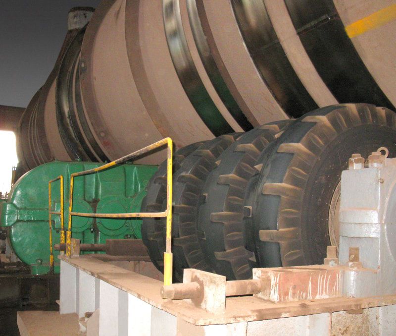 太原鋼鐵有限公司混料機上使用的14.00-20海綿實芯輪胎